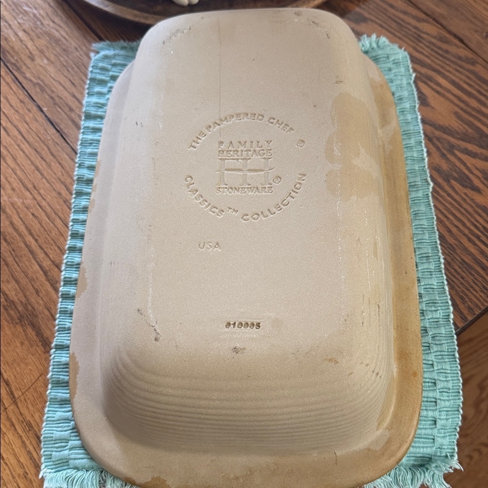 Pampered Chef Stoneware Large Roaster 1435.
 - Picture 6 of 7